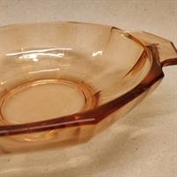 Glasskål i pudderfarvet glas, med hanke. 28 cm. i dia.